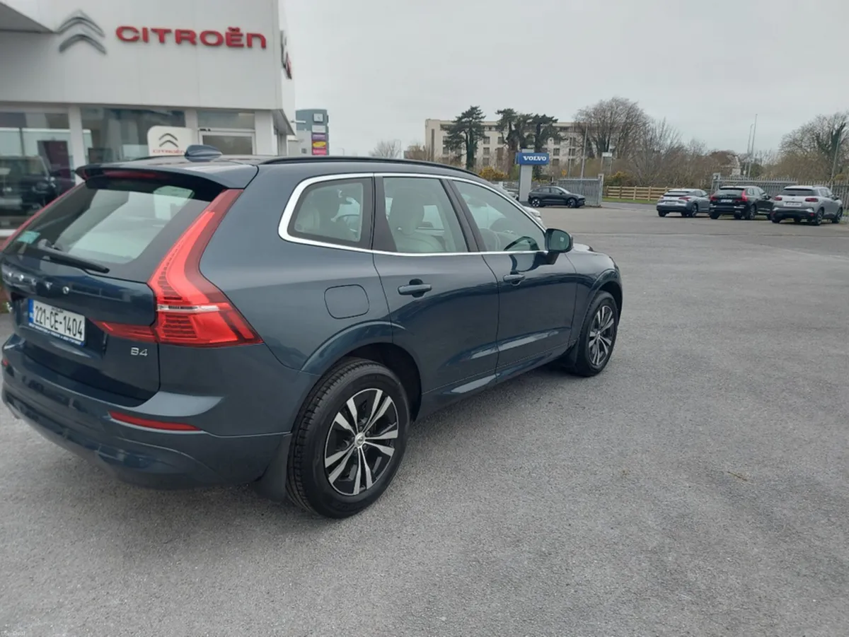 Volvo XC60 B4 D MOMENTUM 5DR AUTO - Image 3