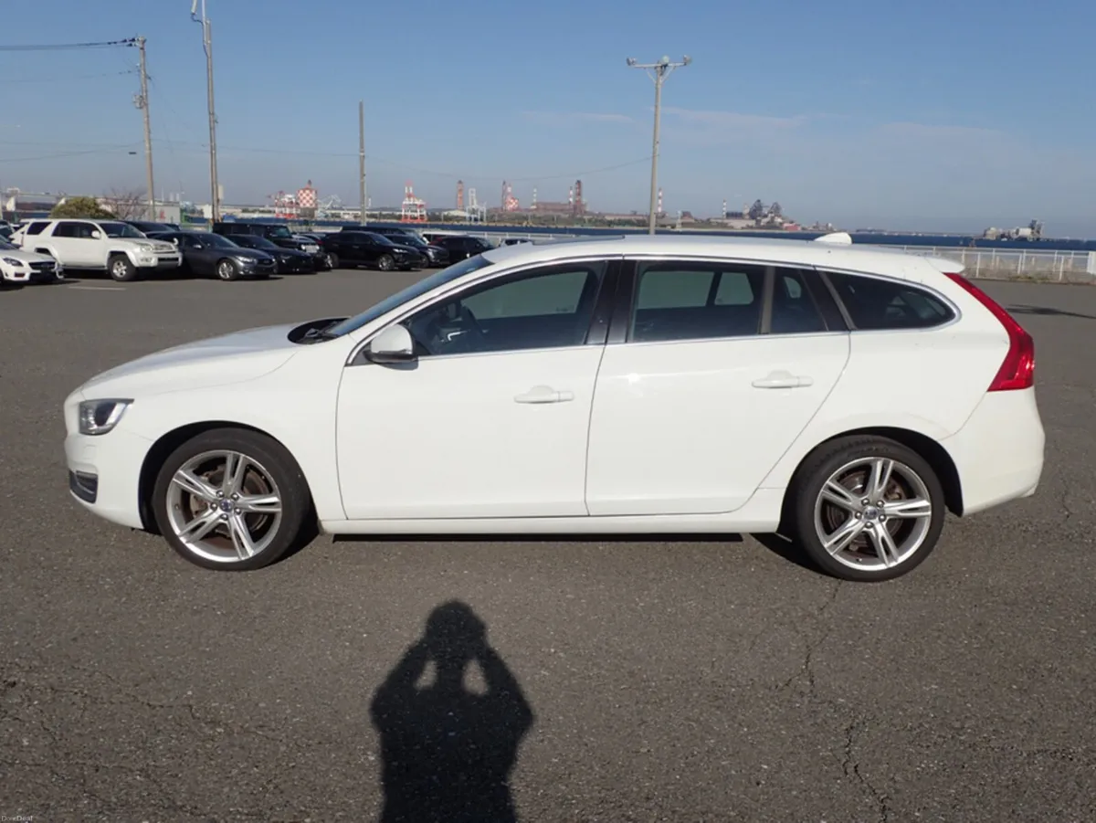 Volvo V60 2.0 D4 SE LUXURY PLUS 190 BHP DIESEL AUT - Image 3
