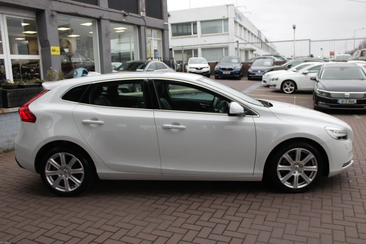 2017 VOLVO V40 2.0 ESTATE 5DR AUTO - Image 3