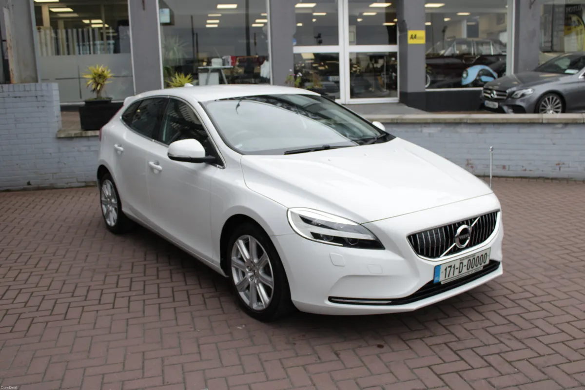 2017 VOLVO V40 2.0 ESTATE 5DR AUTO - Image 1