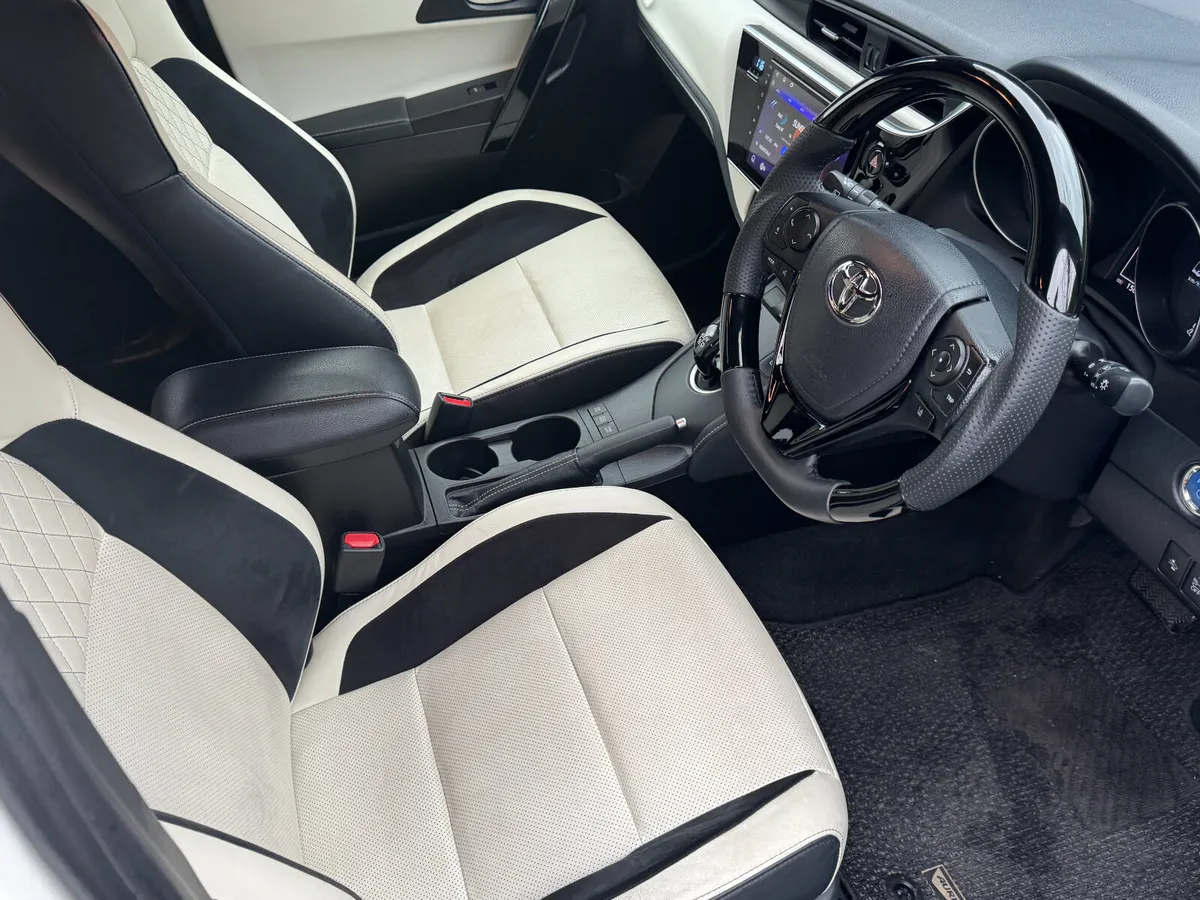2017 Toyota Auris 1.8 Hybrid Sport - Image 2