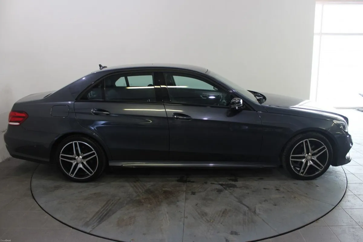 Mercedes-Benz E-Class E220  AMG NIGHT EDITION AUTO - Image 4