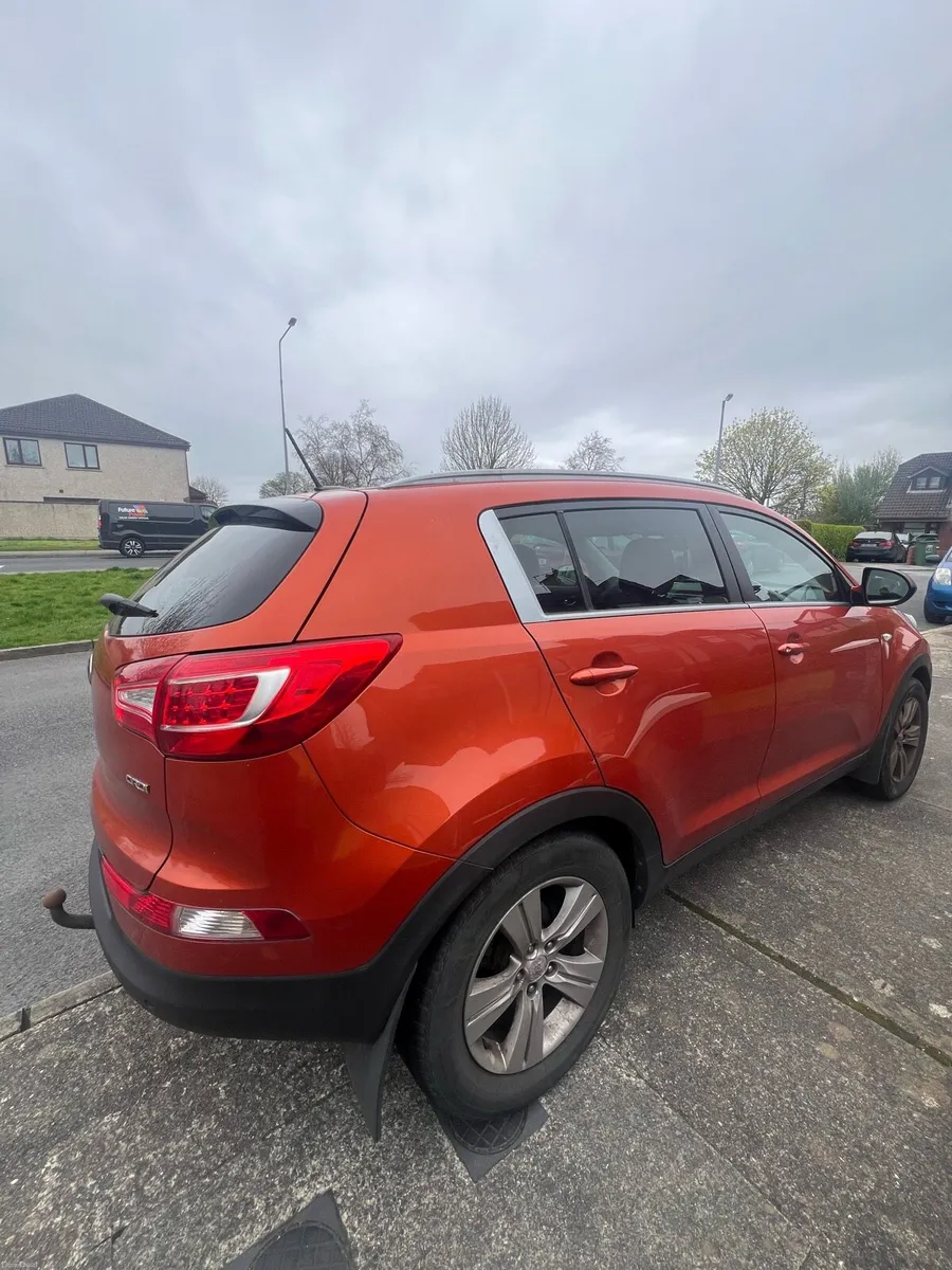 Kia Sportage 2014 orange manual - Image 2