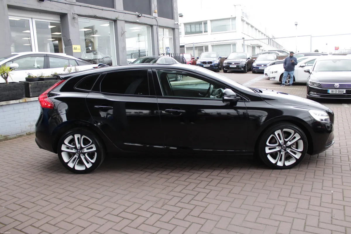 2018 VOLVO V40 LUXURY EDITION 5DR HATCHBACK - Image 3