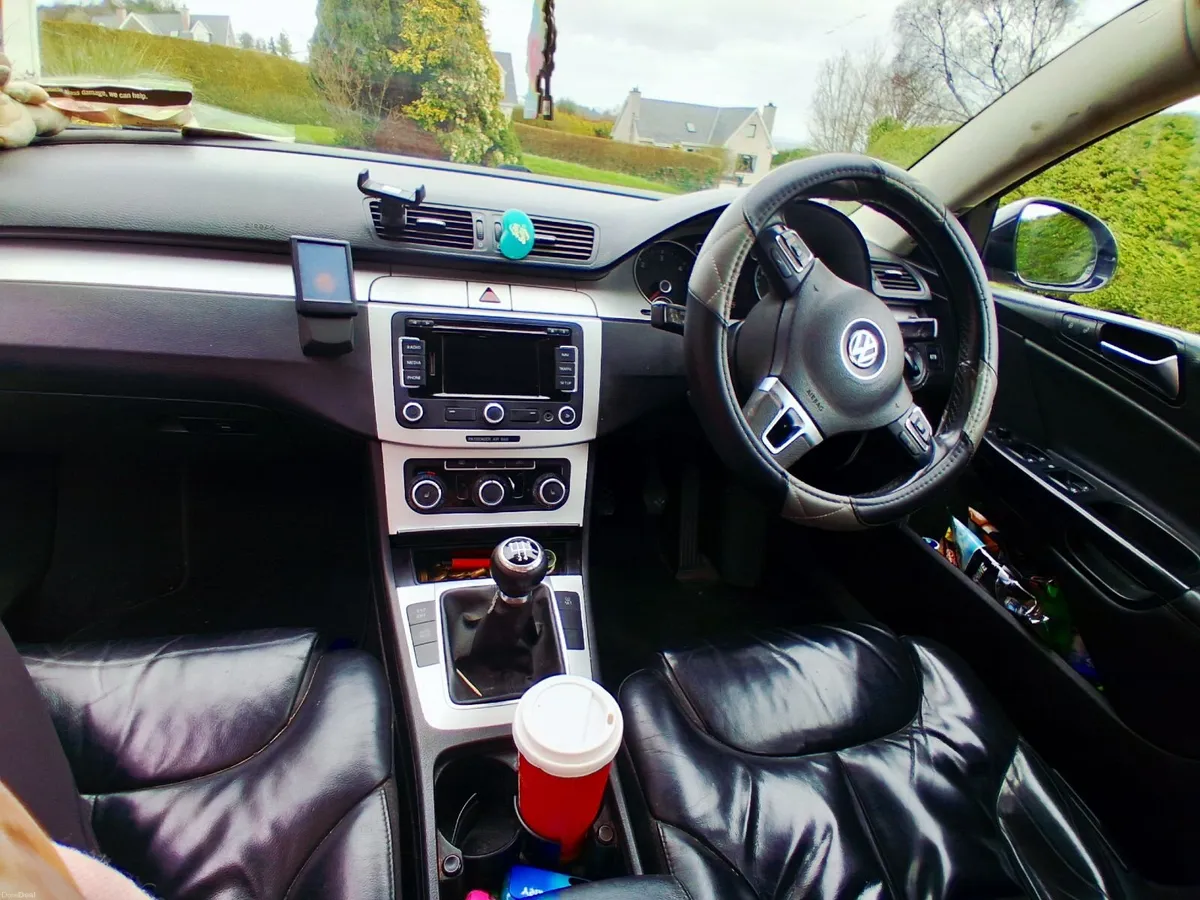 Volkswagen Passat 2010 - Image 2