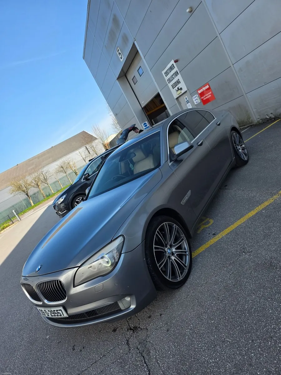 BMW 7-Series 2009 - Image 4