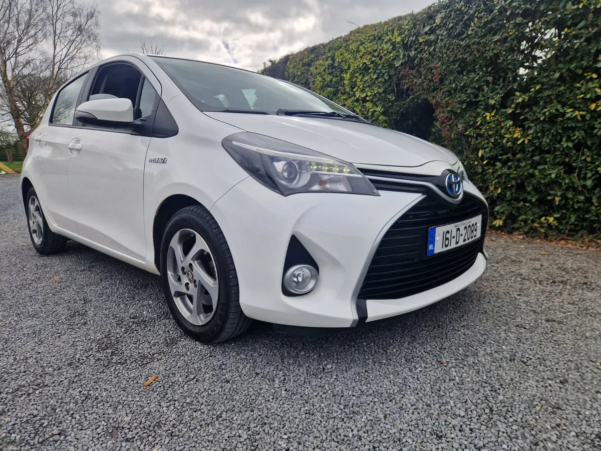 Toyota Yaris HYBRID LUXURY 2016 - Image 1