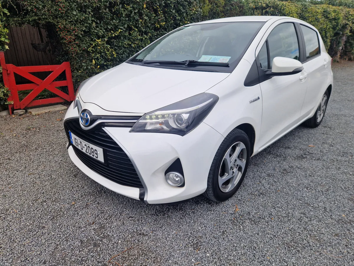 Toyota Yaris HYBRID LUXURY 2016 - Image 2