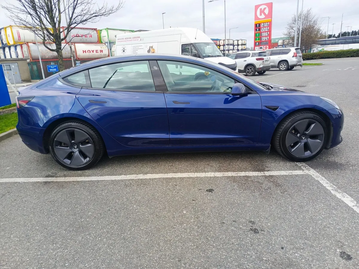 Tesla Model 3 2022 - Image 3