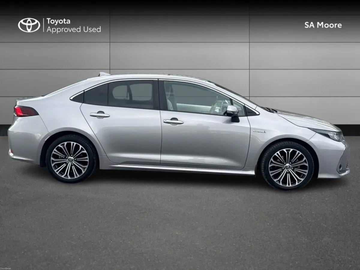 Toyota Corolla HYBRID LUNA SPORT SALOON - Image 3
