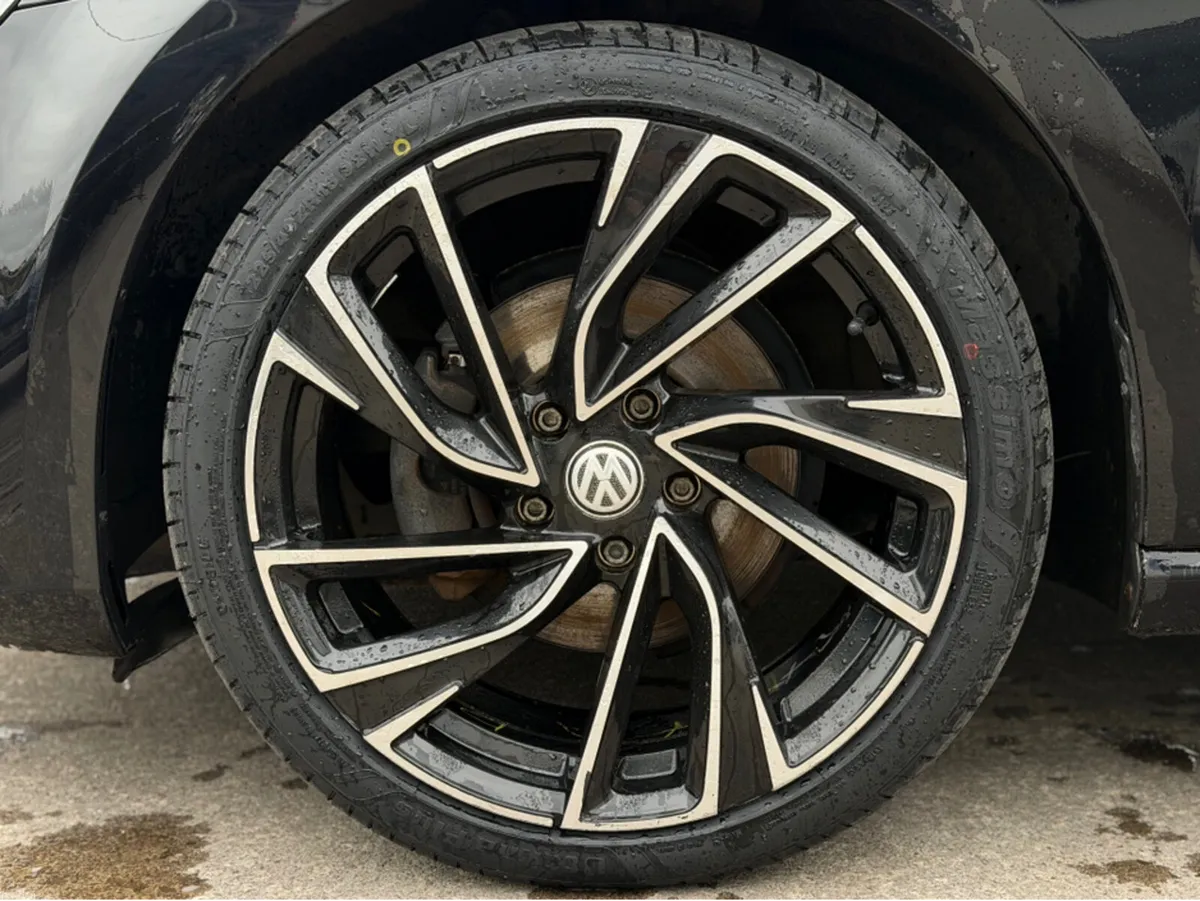 Volkswagen Golf HIGHLINE Premium Interior & Alloys - Image 6