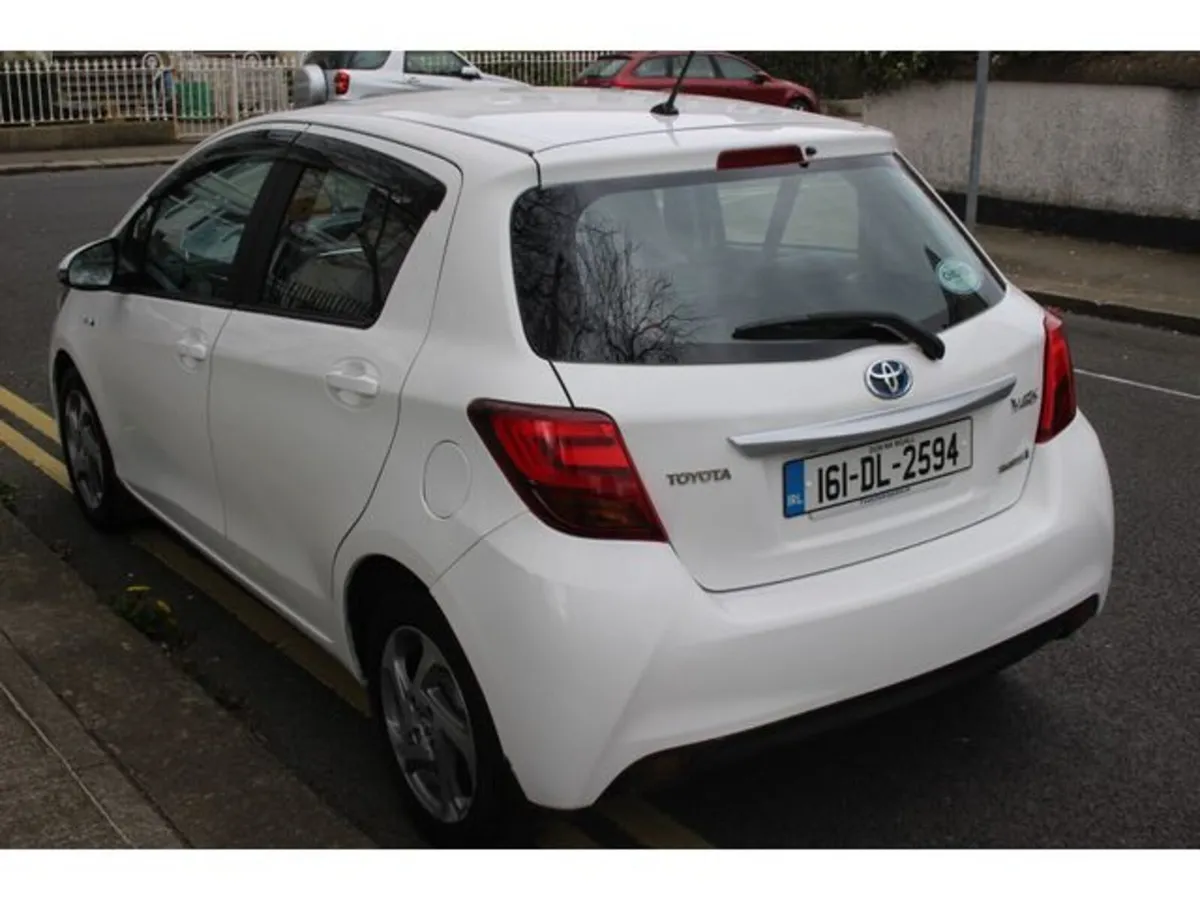 Toyota Yaris Hybrid Luxury MC 5DR Auto - Image 4