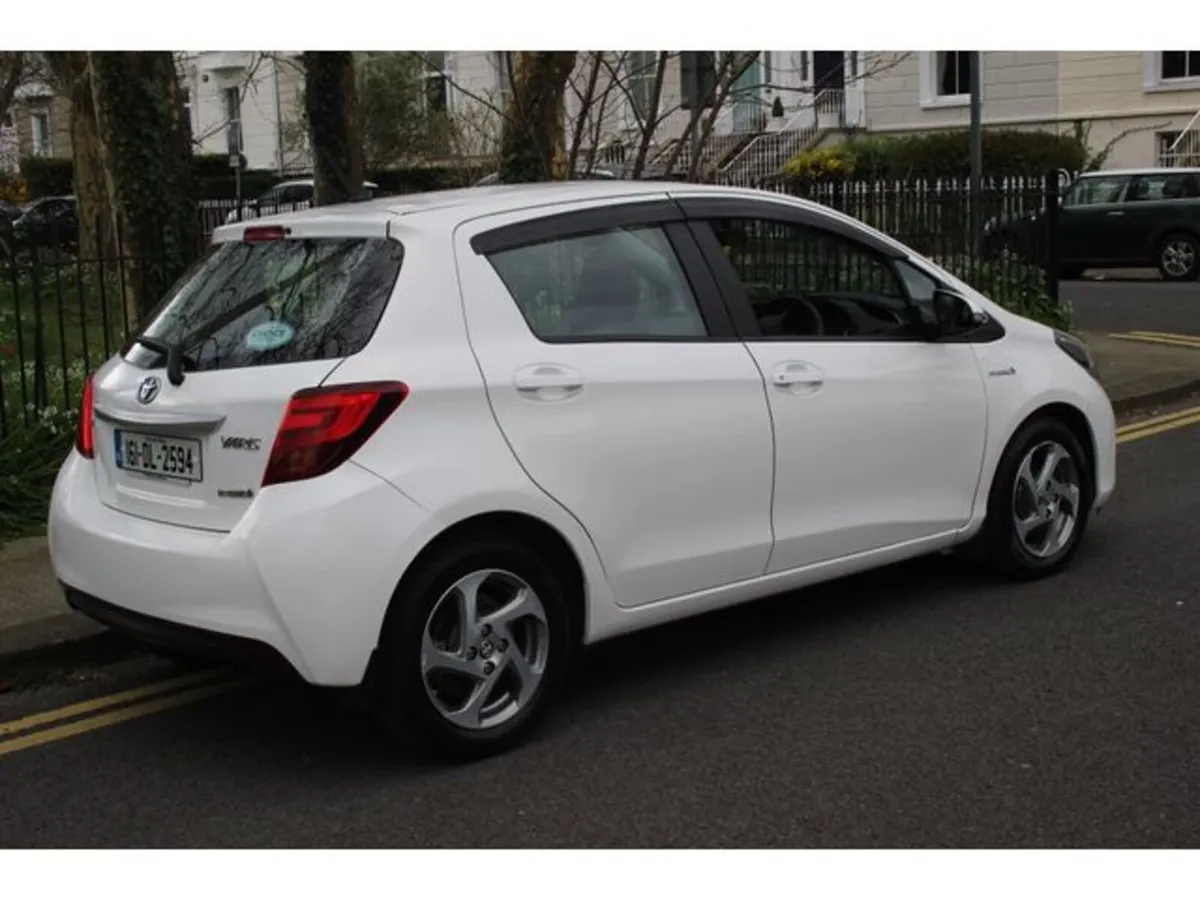 Toyota Yaris Hybrid Luxury MC 5DR Auto - Image 3