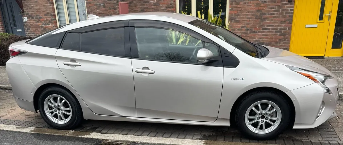 2017 Toyota Prius electric leather seat - Image 4