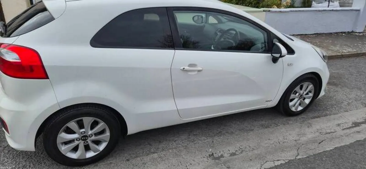 2015 Kia Rio - Image 2