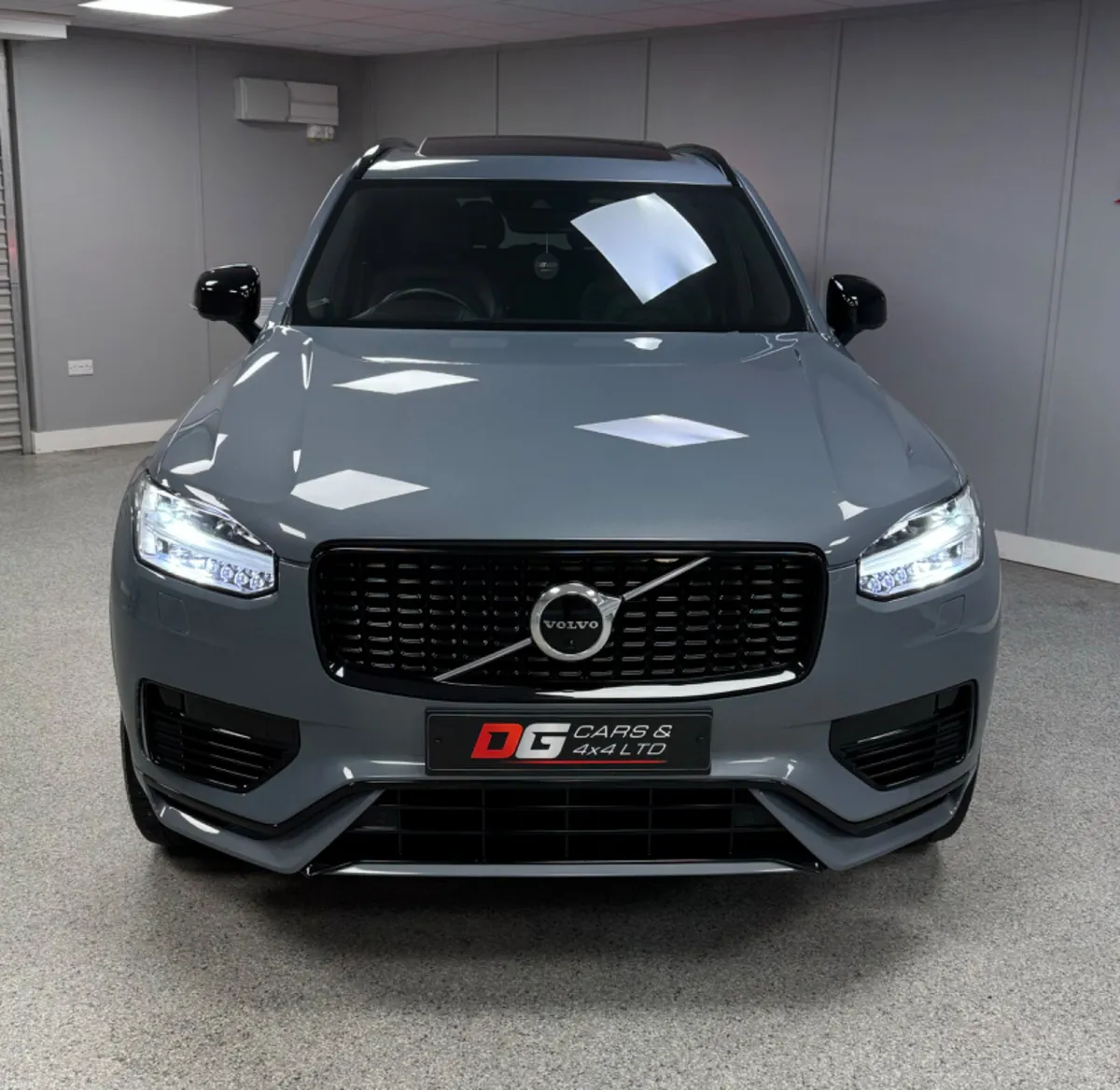 2022 Volvo XC90 2.0 T8 R Design Auto 7 Seater - Image 2