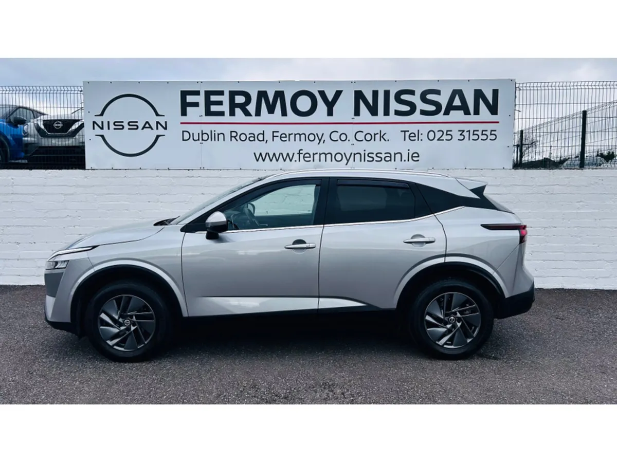 Nissan Qashqai 1.3 MANUAL WITH GLASS ROOF AND REVE - Image 2