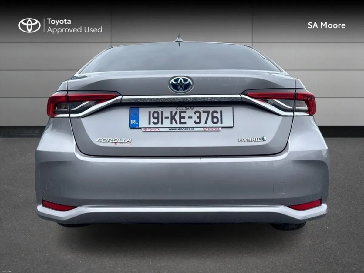 Toyota Corolla HYBRID LUNA SPORT SALOON - Image 4