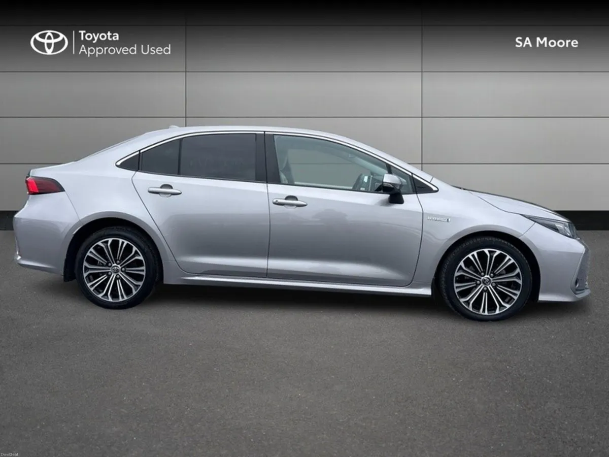 Toyota Corolla HYBRID LUNA SPORT SALOON - Image 3