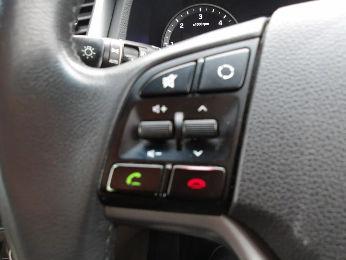 Hyundai Tucson 1.7 EXECUTIVE 5DR ** SAT-NAV ** - Image 4