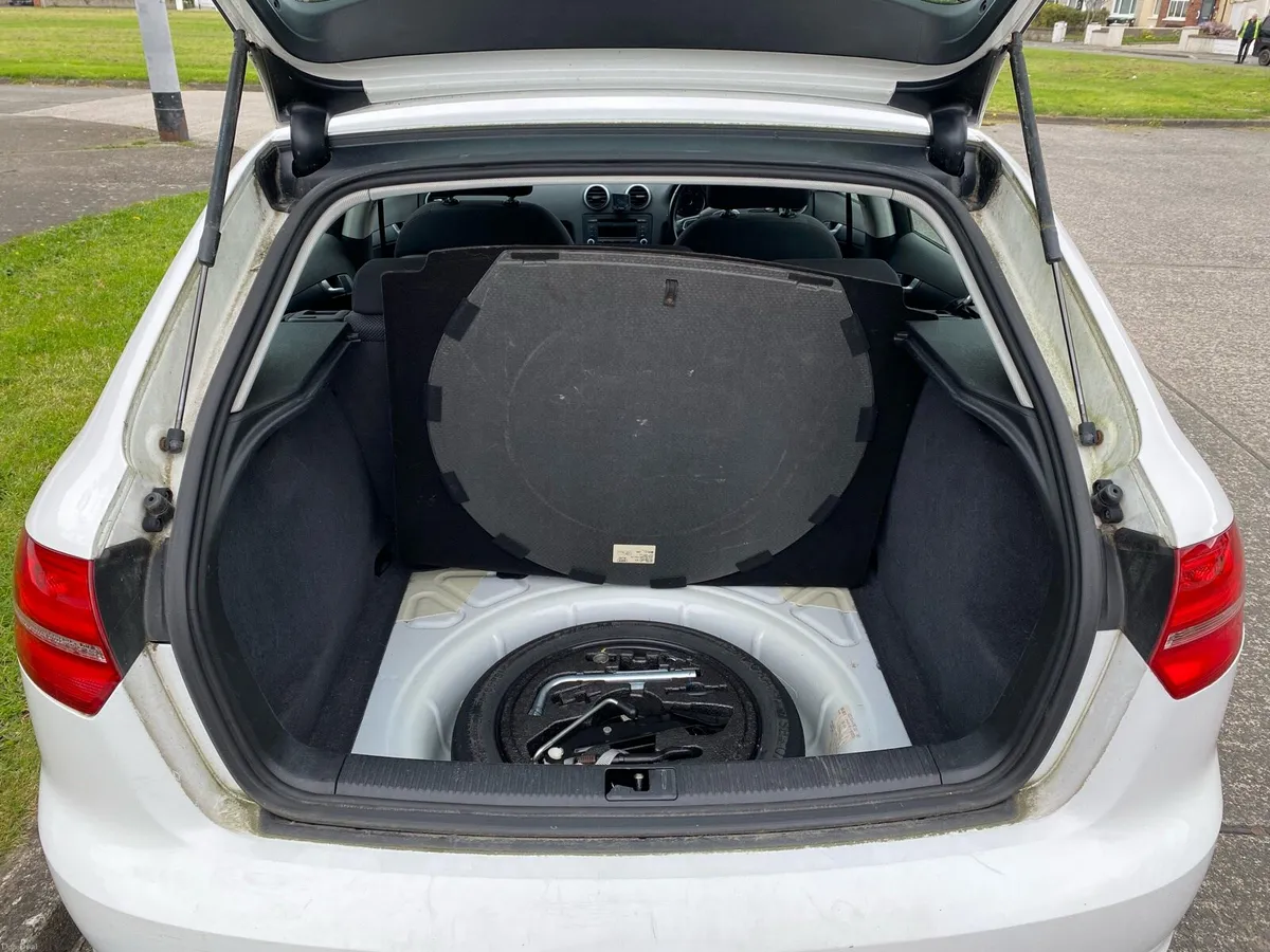 Audi A3 Manual 1.6TDI 2010 Very clean - Image 4