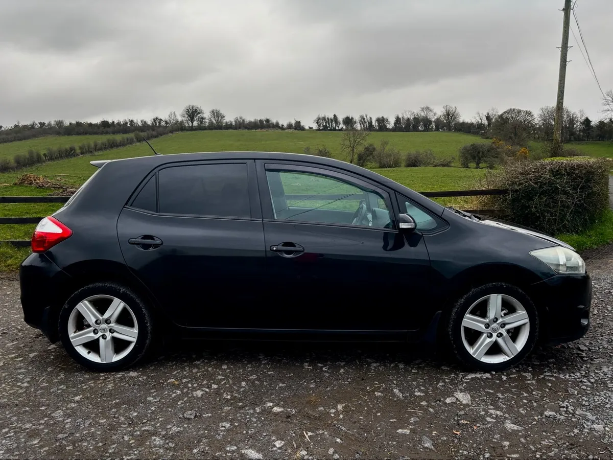 Toyota Auris SR 2010 - Image 1