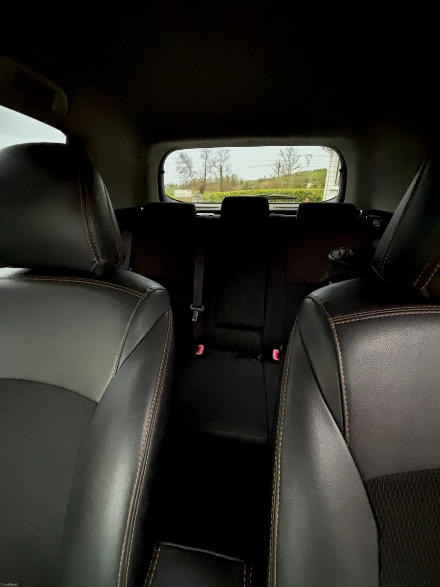 Toyota Auris SR 2010 - Image 2