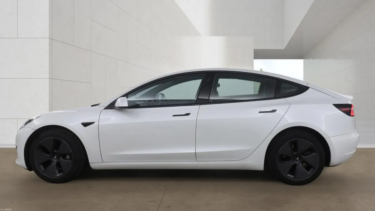 Tesla Model 3 2022 - Image 2