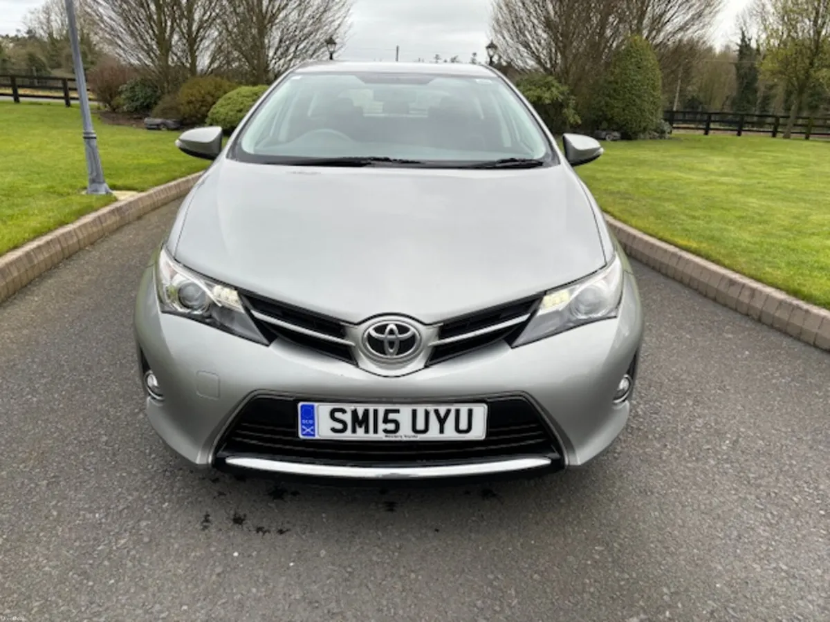 Toyota Auris 2015 - Image 2
