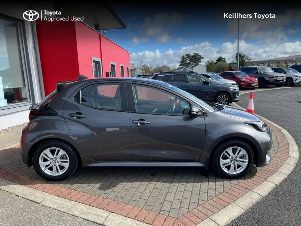 Toyota Yaris HYBRID ELECTRIC LUNA - Image 3