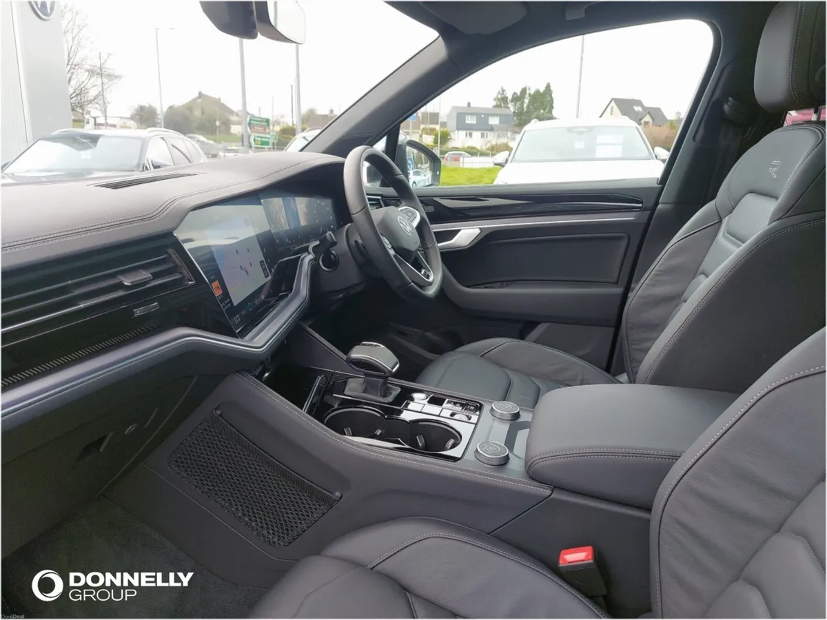 Volkswagen Touareg Diesel Estate Black Edition - Image 2