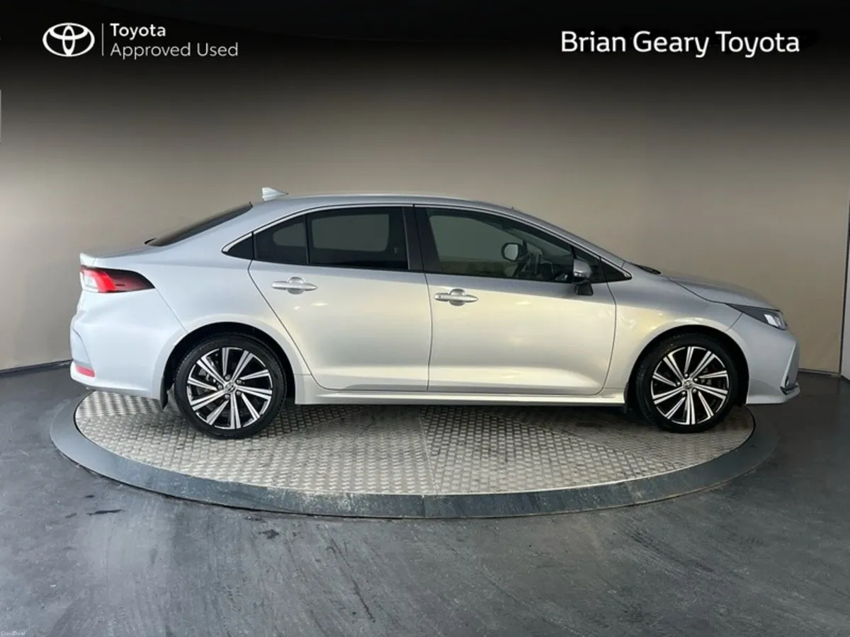 Toyota Corolla HYBRID LUNA SPORT SALOON - Image 3