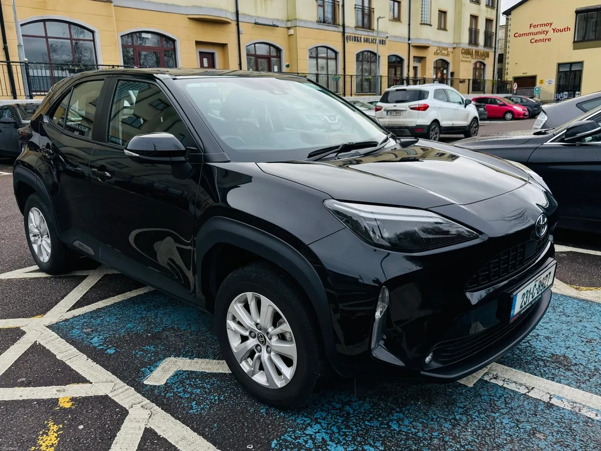 23 1 Toyota Yaris Cross Luna - Image 2