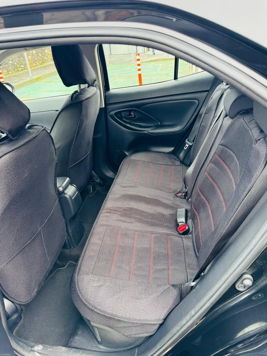 23 1 Toyota Yaris Cross Luna - Image 4