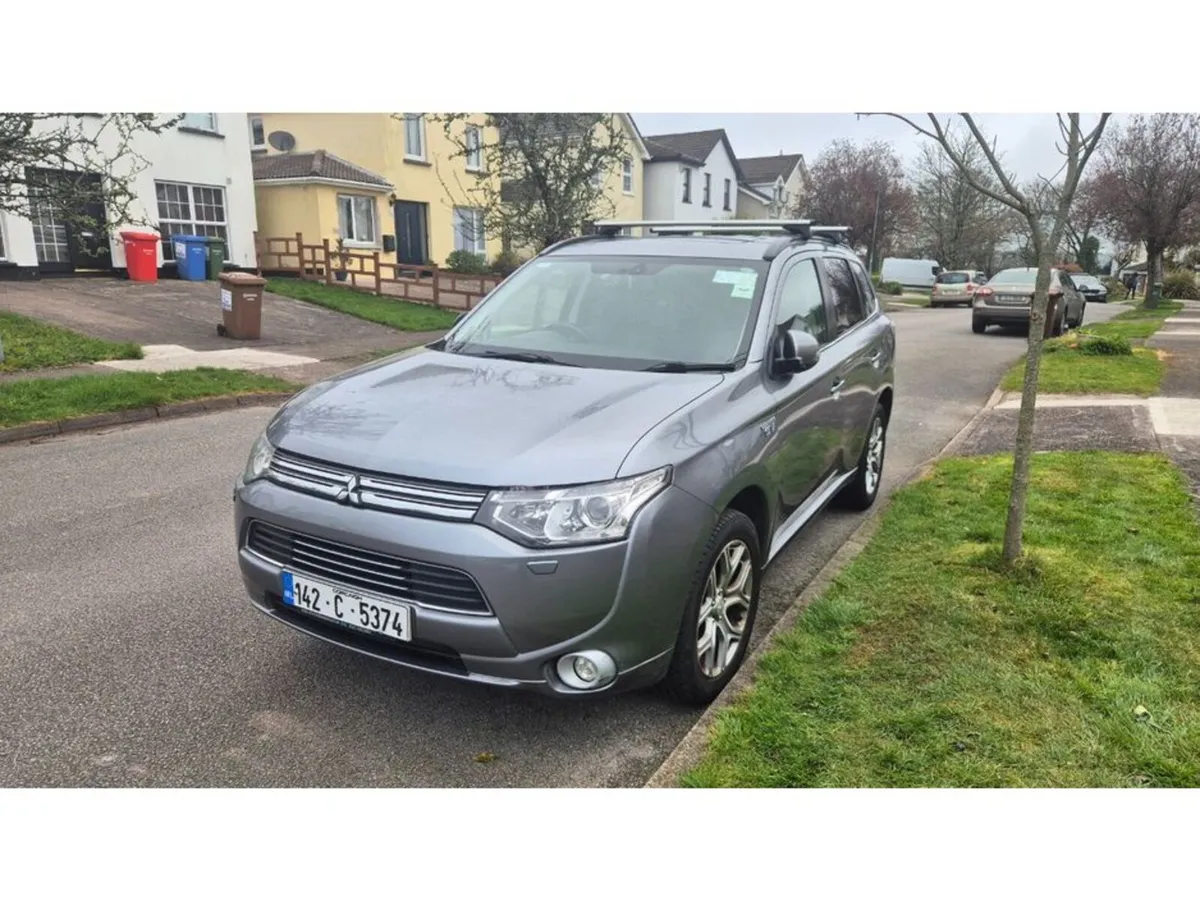 2014 Mitsubishi Outlander plugin with full leather - Image 1