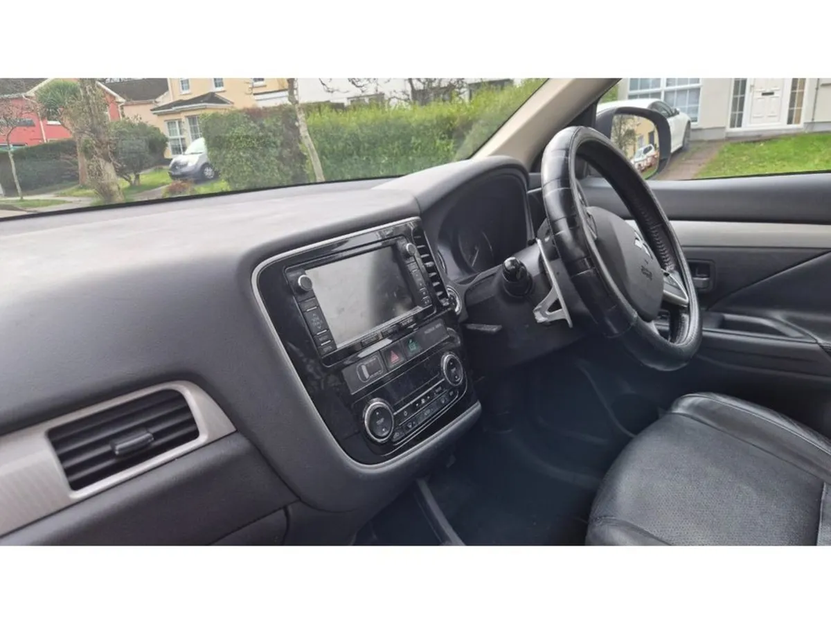 2014 Mitsubishi Outlander plugin with full leather - Image 3