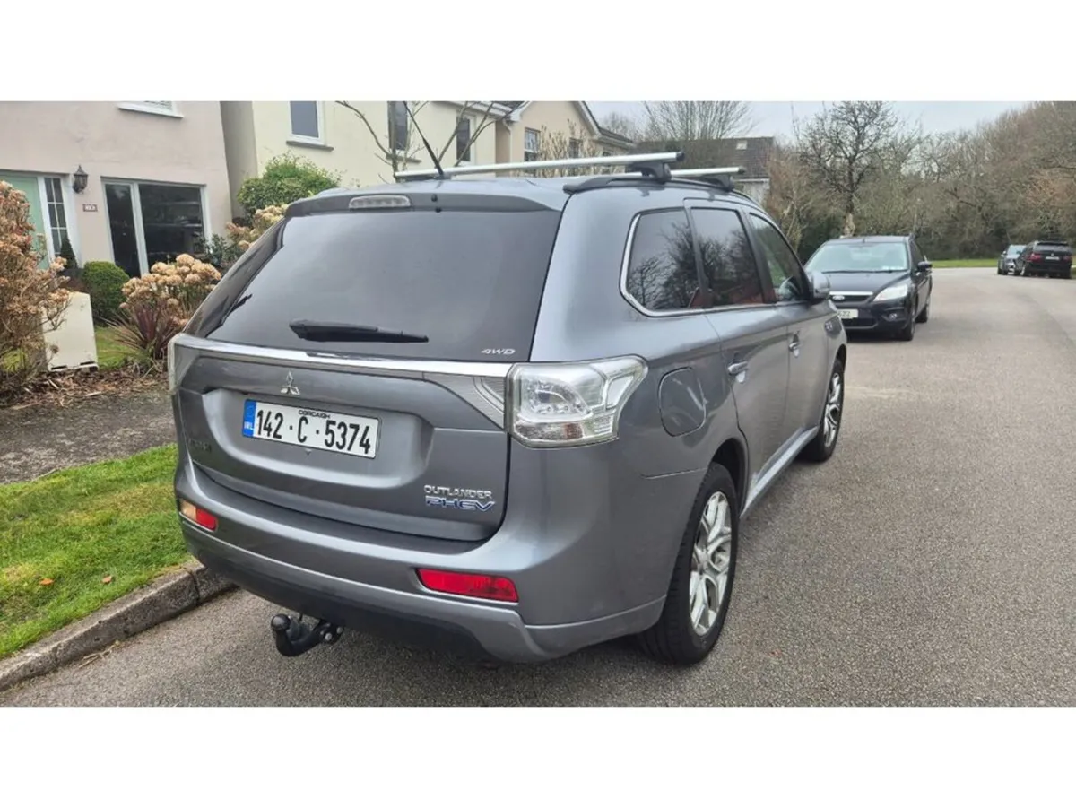 2014 Mitsubishi Outlander plugin with full leather - Image 4