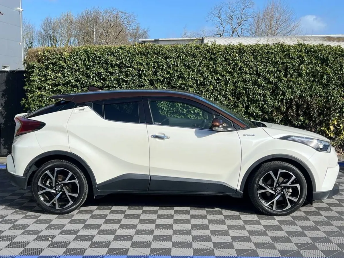 Toyota C-HR 1.8 HYBRID AUTO // ADAPTIVE CRUISE CON - Image 2
