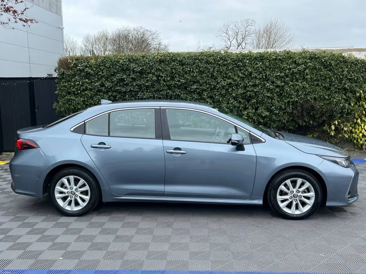 Toyota Corolla LUNA 1.8 HYBRID // APPLE CARPLAY/AN - Image 2