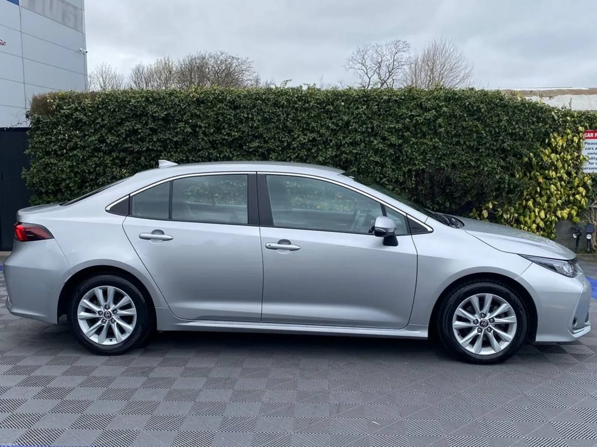 Toyota Corolla LUNA 1.8 HYBRID // APPLE CARPLAY/AN - Image 2