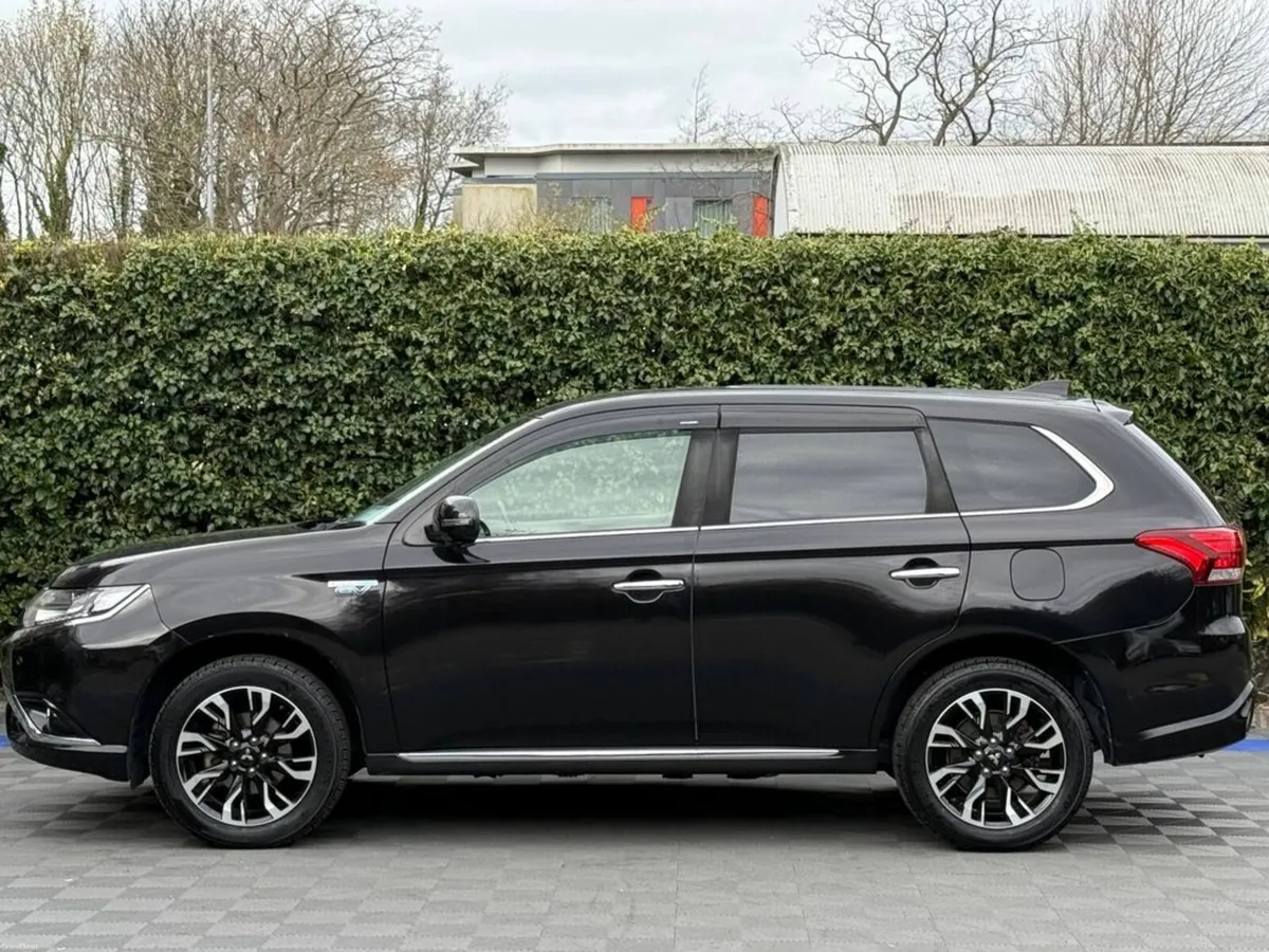 Mitsubishi Outlander 4WD 2.0 HYBRID // LEATHER/ALC - Image 3