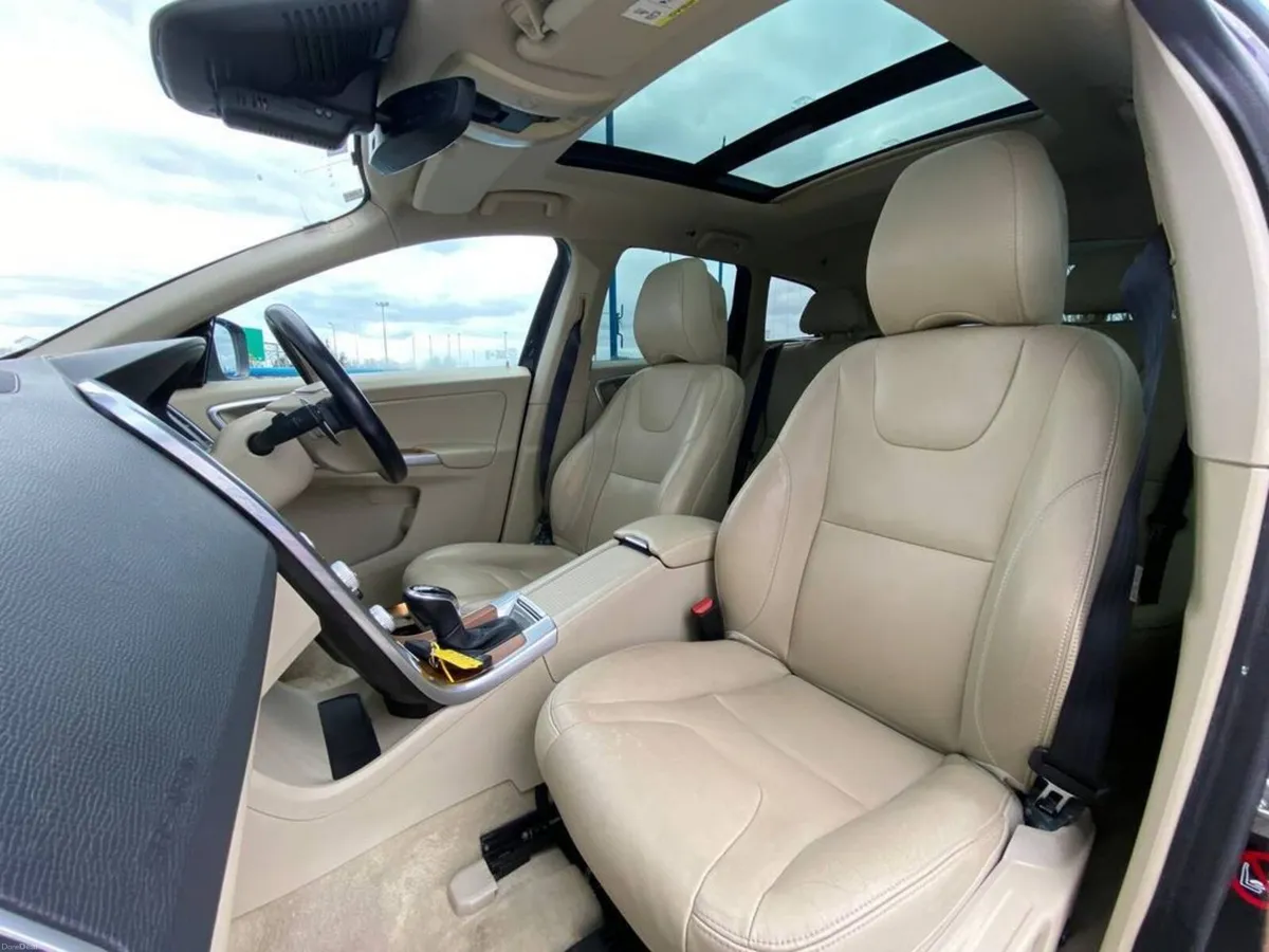 Volvo XC60 D4 CLASSIC 2.0 D // OPENING PAN ROOF // - Image 2