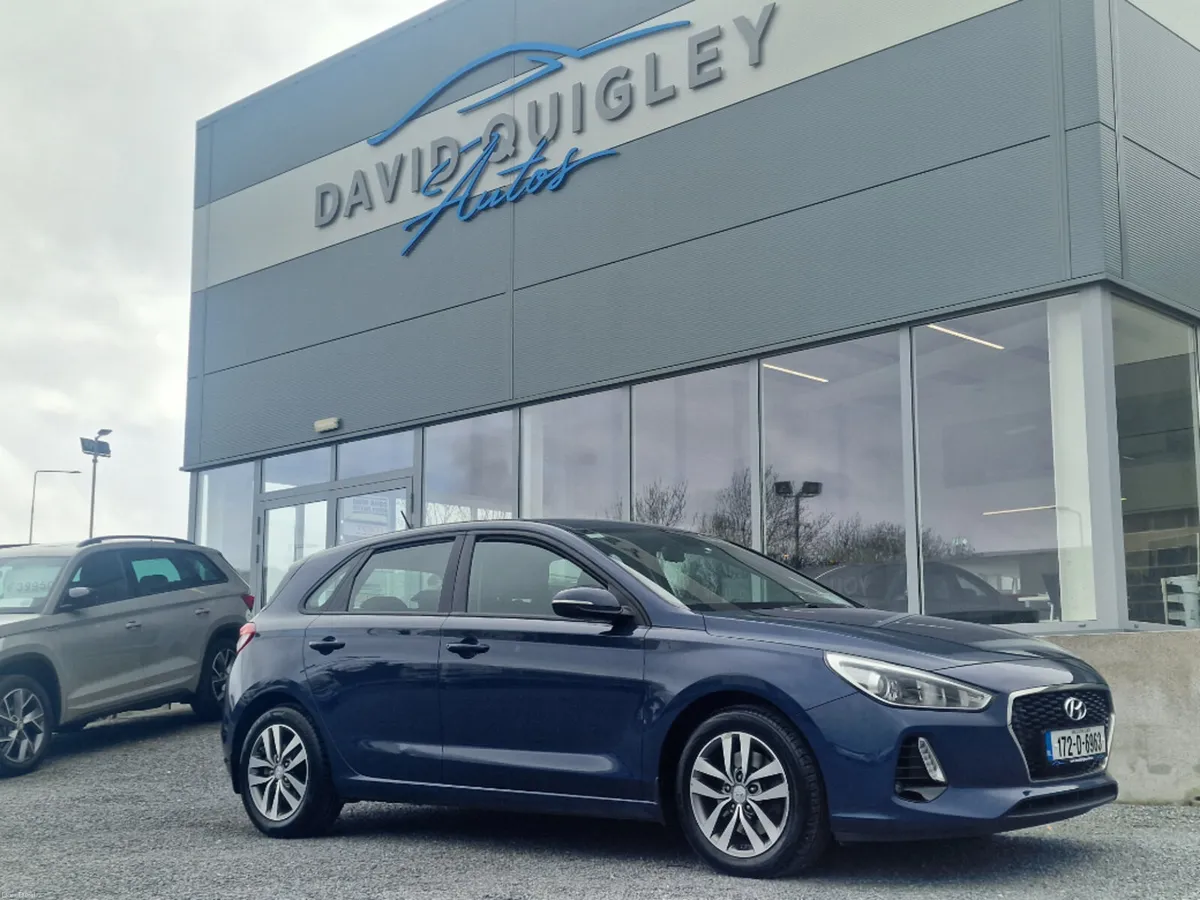 Hyundai i30 Deluxe 5DR - Image 1