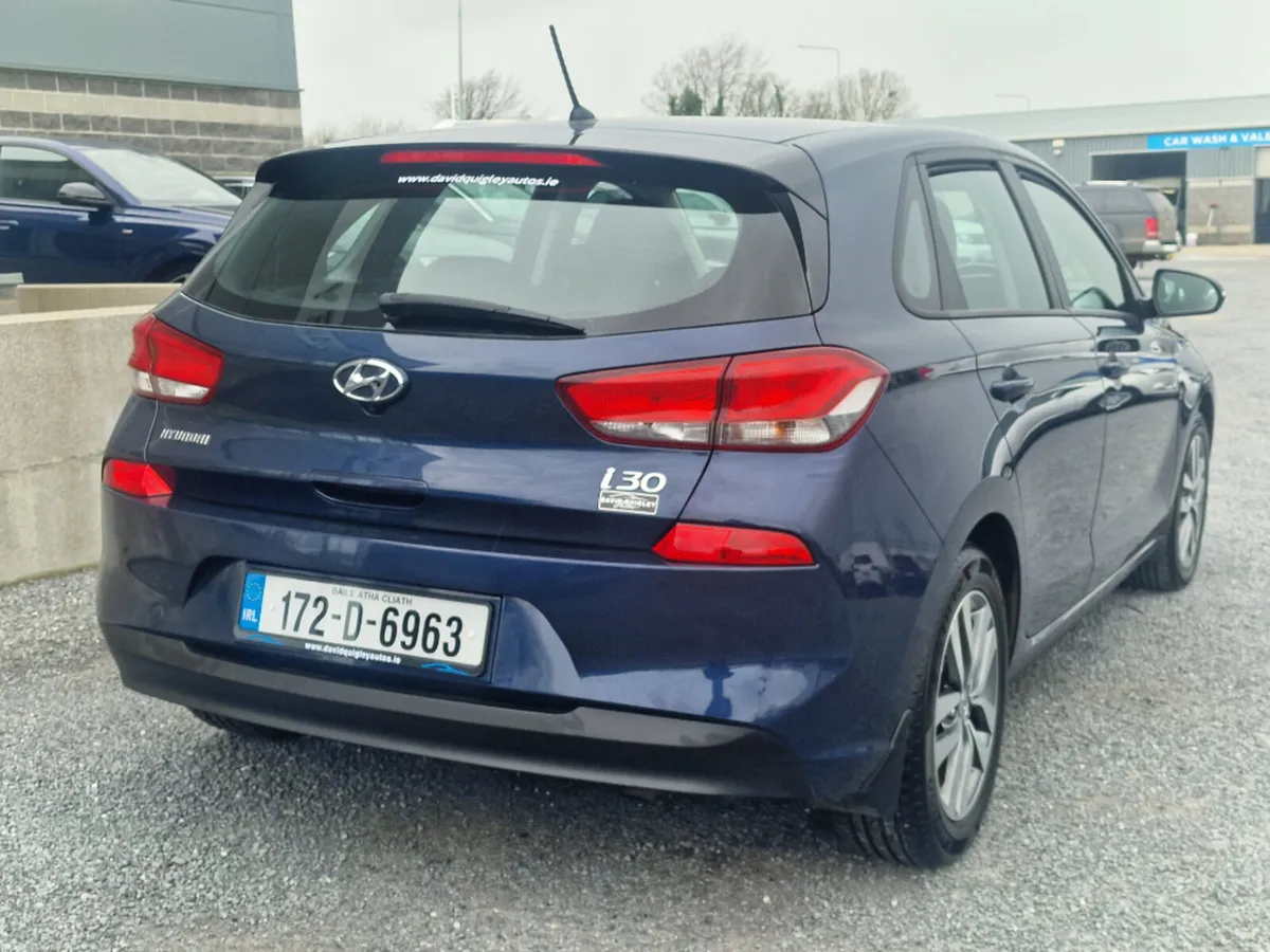 Hyundai i30 Deluxe 5DR - Image 3