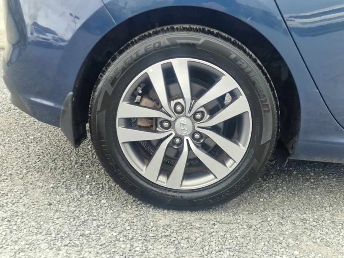 Hyundai i30 Deluxe 5DR - Image 4