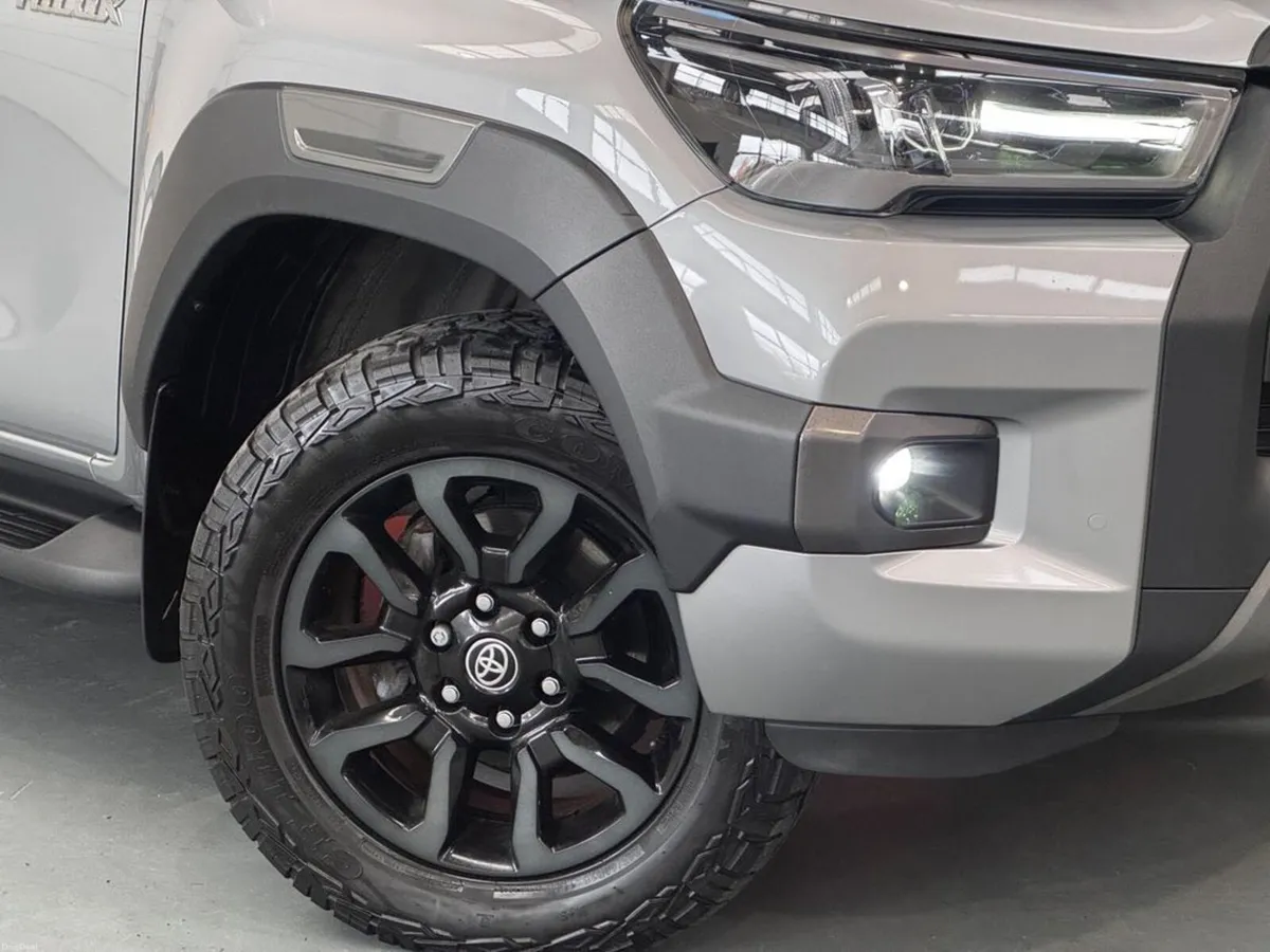 Toyota Hilux INVINCIBLE X 4WD D-4D DCB - Image 2