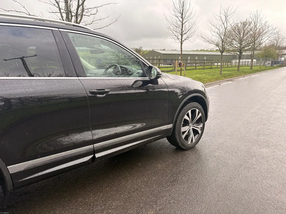 2018 Volkswagen Touareg R-Line 5 Seat Crewcab - Image 3