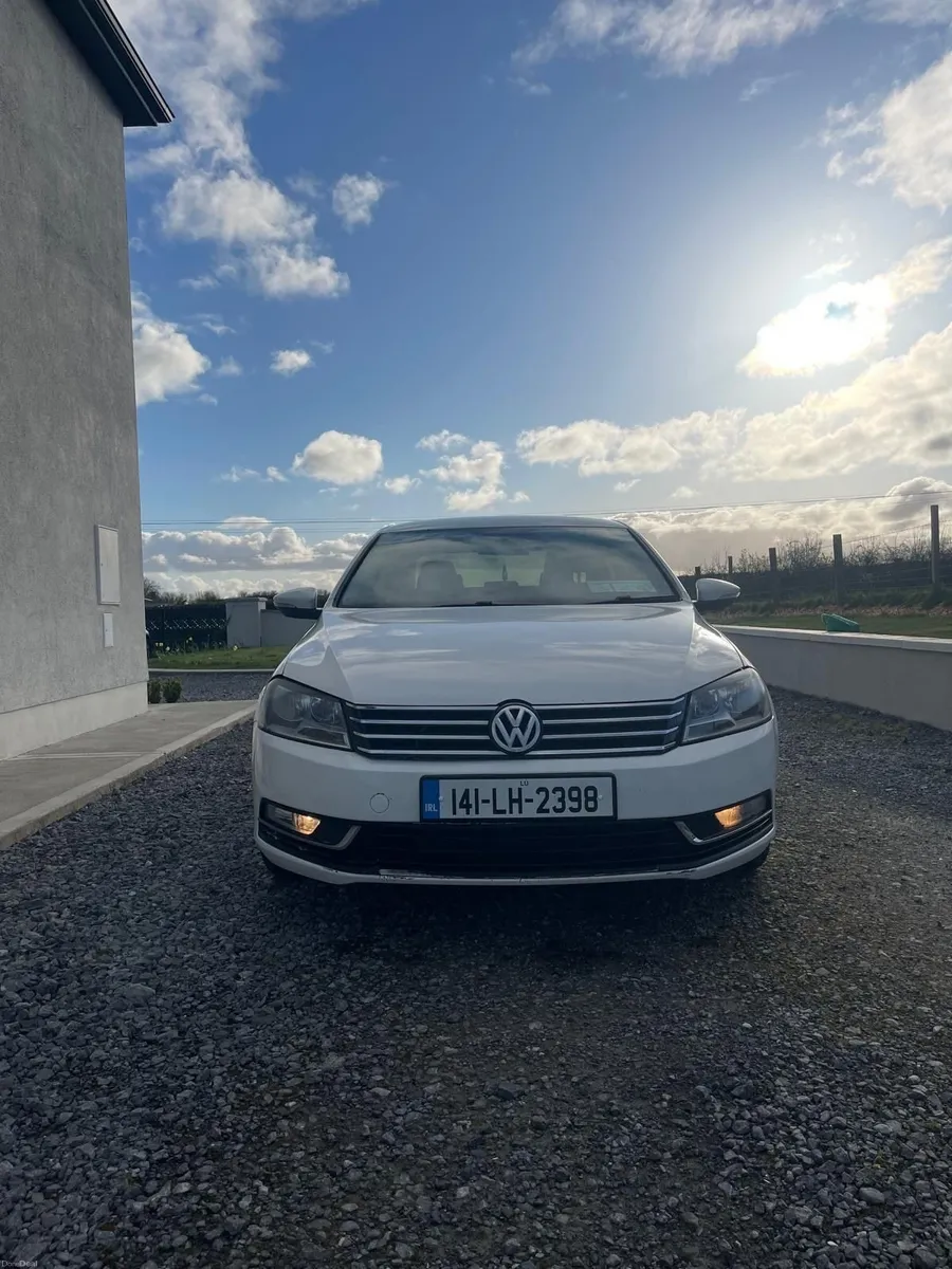 Volkswagen Passat 2014 - Image 2