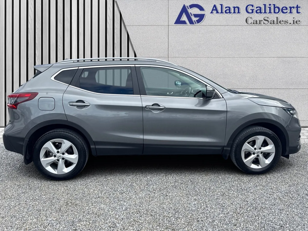 Nissan Qashqai 1.5 DSL SV Glassroof - Image 3
