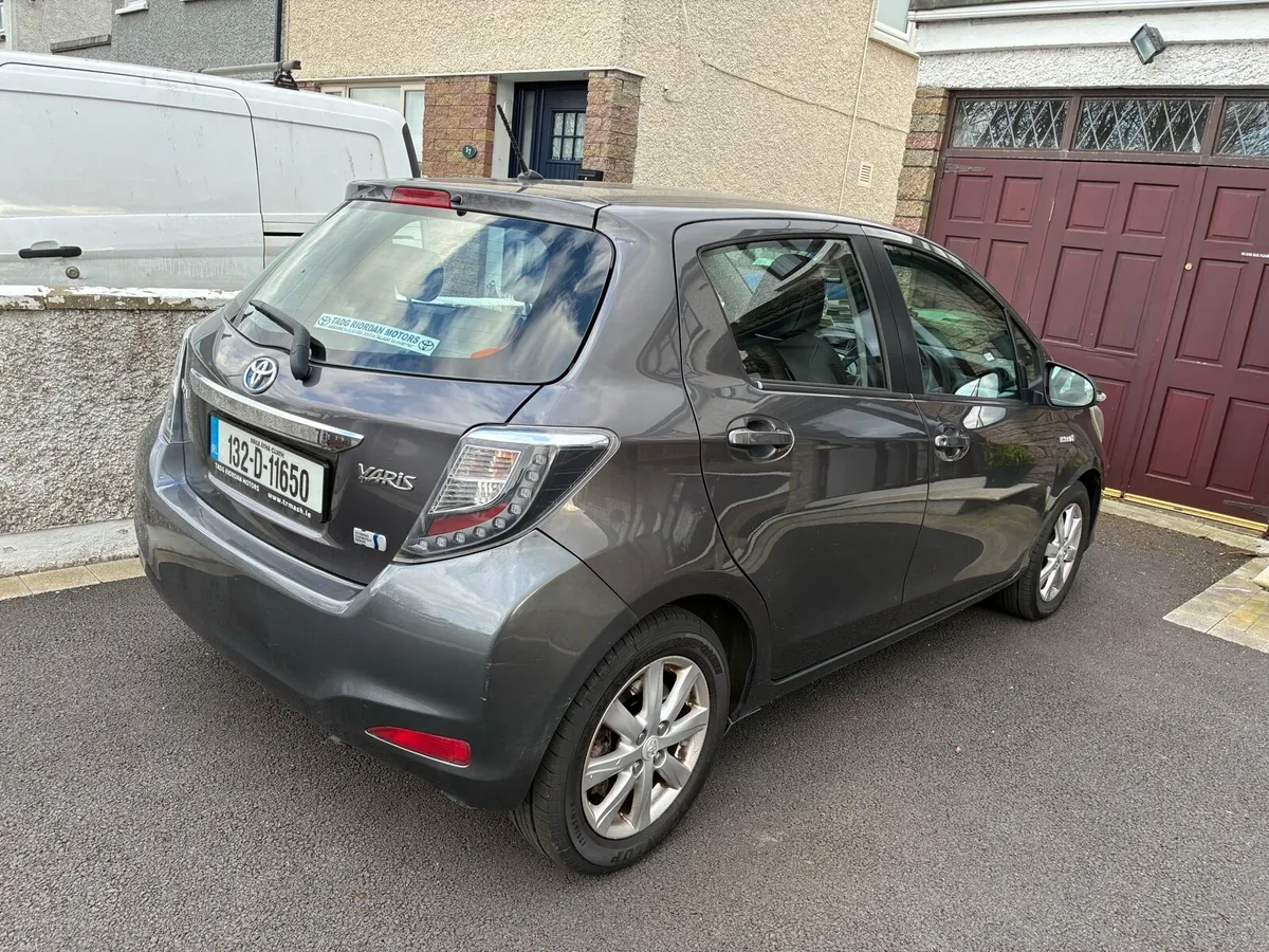 Toyota Yaris Hybrid Luxury - Image 3